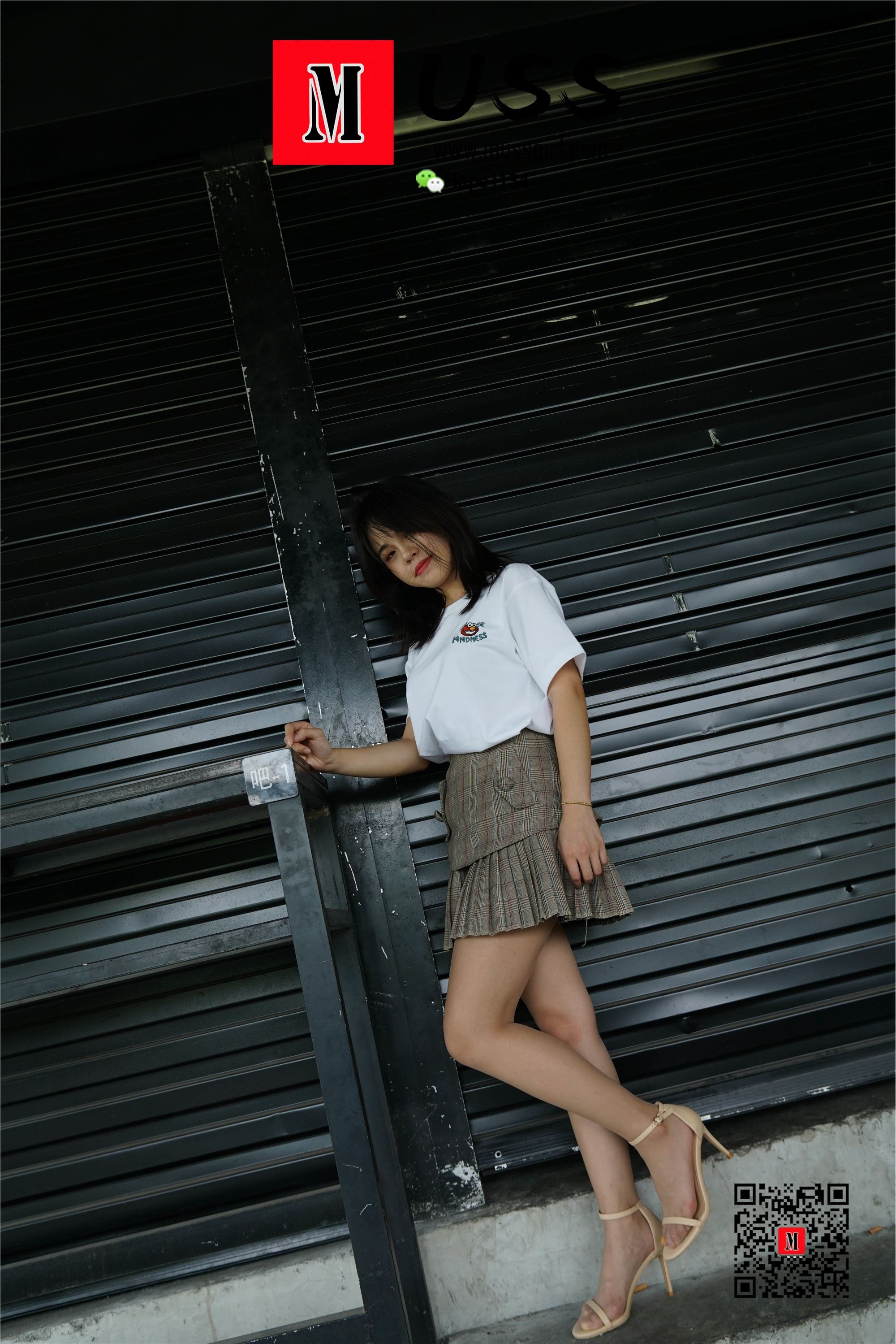 MussGirl慕丝女郎  NO.008 拍过模特的美足，那化妆师璐璐的呢？